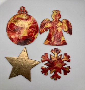 Set kerstfiguren rood goud acrylverf gegoten. - 1