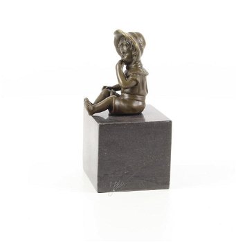brons beeld , lief meisje - 2