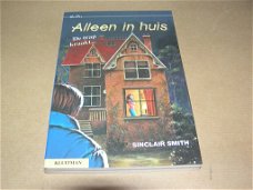 Alleen in Huis -Sinclair Smith