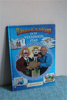 Bassie & Adriaan en de verzonken stad - Avonturen boek - 0