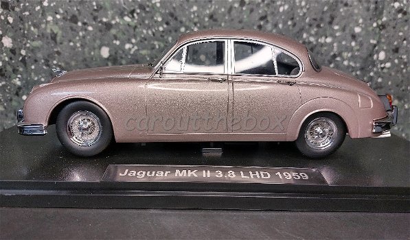 Jaguar MK II 3.8 LHD 1959 pearl silver 1/18 KK Scale - 0