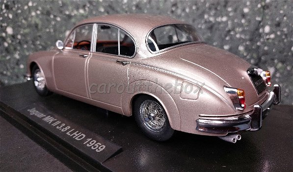 Jaguar MK II 3.8 LHD 1959 pearl silver 1/18 KK Scale - 2