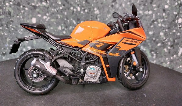 KTM RC 390 oranje 1/18 Maisto MA252 - 2