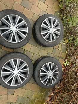 Winterbanden continental op stalen velg 215/55 R16 4 bouten inclusief wieldoppen - 0