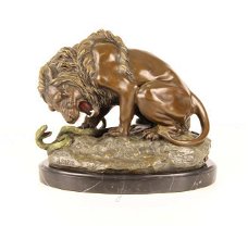 leeuw verplettert een slang , brons beeld , leeuw