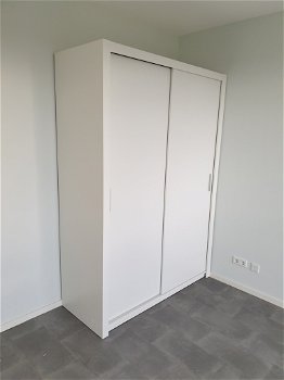 NIEUW Moderne mat witte schuifdeur kledingkast van 120 cm breed MONTAGE MOGELIJK - 4