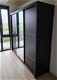 VOORRAAD Zwarte kledingkast met spiegel 250 cm Incl. inhoud NU 799,- NIEUW - 0 - Thumbnail