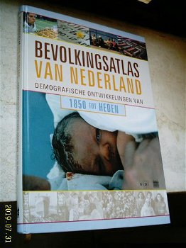 Bevolkingsatlas van Nederland. ISBN 9038913648. - 0