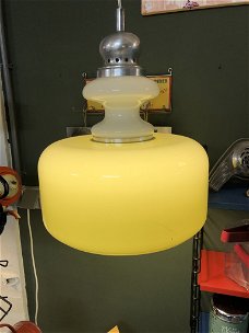 Groovy Gele UFO-lamp in Geel acryl en metaal.