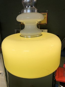 Groovy Gele UFO-lamp in Geel acryl en metaal. - 1