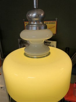 Groovy Gele UFO-lamp in Geel acryl en metaal. - 2