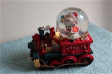 Sneeuwbol in vorm Kerst locomotief