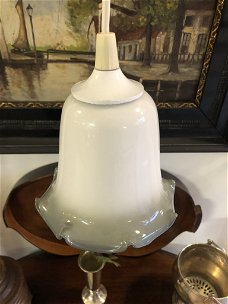 Prachtig Hanglampje Wit Opaline met grijs geschulpte rand