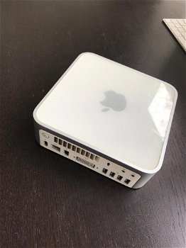 Mac Mini YM8102JTYL2 en Airport Base Station en een Video Adapter Enz. - 6