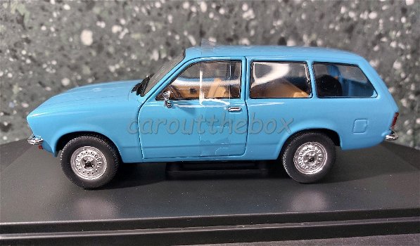 Opel Kadett C caravan blauw 1/24 Whitebox WB088 - 0