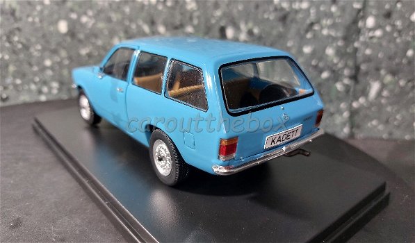 Opel Kadett C caravan blauw 1/24 Whitebox WB088 - 2