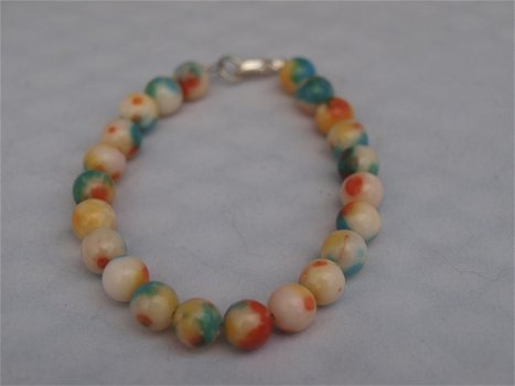 armband van 8 mm kralen wit/rood/blauw/oranje/groene jade met zilverkleurig slotje 19,5 cm lang - 0