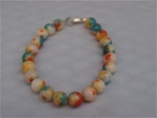 armband van 8 mm kralen wit/rood/blauw/oranje/groene jade met zilverkleurig slotje 19,5 cm lang