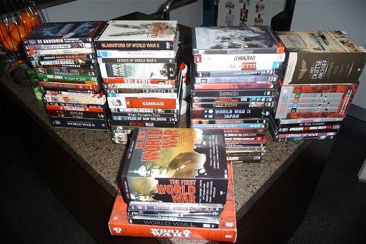 Een hondertal DVD's wereldoorlog I en II en Indië; alsmede boeken - 0
