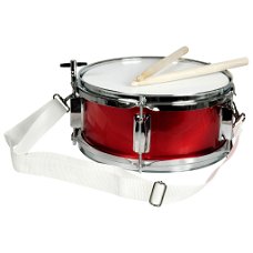 Trommel: metalen rode trommel met twee houten stokjes en een draagkoord