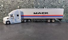 Mack Antem with trailer 2018 wit 1/64 Greenlight G298