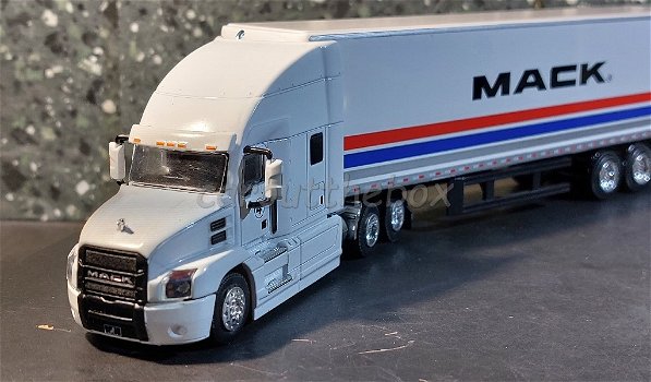 Mack Antem with trailer 2018 wit 1/64 Greenlight G298 - 1