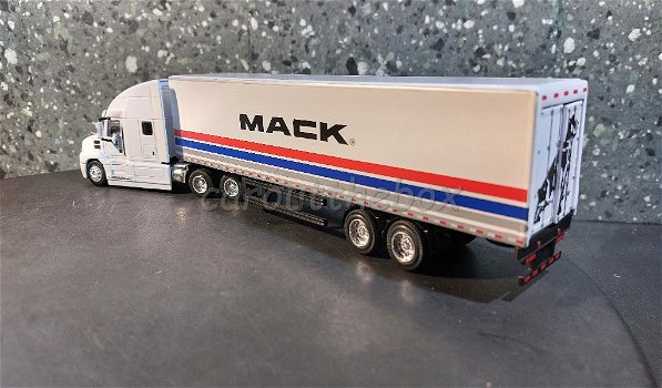 Mack Antem with trailer 2018 wit 1/64 Greenlight G298 - 2