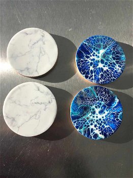 4 ronde onderzetters gegoten met acrylverf blauw nieuw. - 1