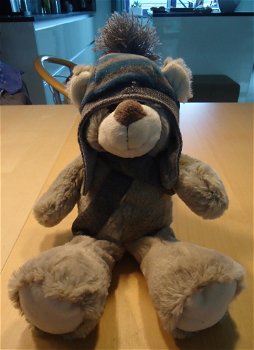 Te koop pluche knuffelbeer met sjaal en muts (hoogte: 35 cm) - 0