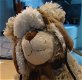 Te koop pluche knuffelhond met sjaal en muts (hoogte: 25 cm) - 1 - Thumbnail