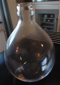 Te koop een hoge glazen vaas (hoogte: 41 cm). - 0