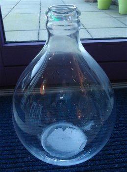 Te koop een hoge glazen vaas (hoogte: 41 cm). - 1
