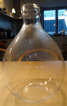 Te koop een hoge glazen vaas (hoogte: 41 cm). - 7