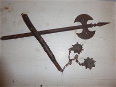 Twee bijna antieke neo-middeleeuwse sierwapens
