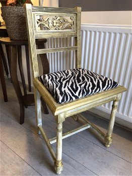 Frans Brocante gerestyled stoeltje met zebra print. - 0