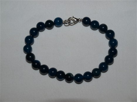 armband van 8 mm kralen blauwe jade met zilverkleurig slotje 20 cm lang, - 0