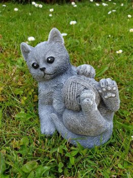 Kat spelend met knot wol , betonbeeld - 2