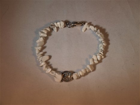 armband van witte howliet met verzilverde sterrenbeeldkraal weegschaal, - 0