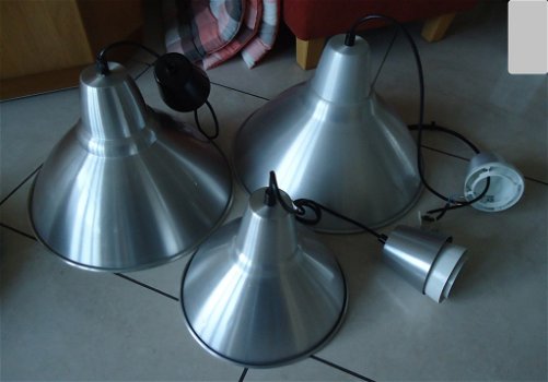 Te koop drie verschillende metaalkleurige hanglampen. - 0