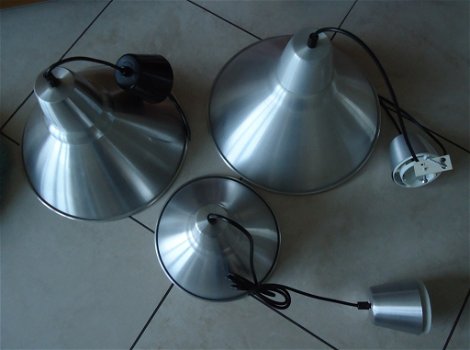 Te koop drie verschillende metaalkleurige hanglampen. - 5