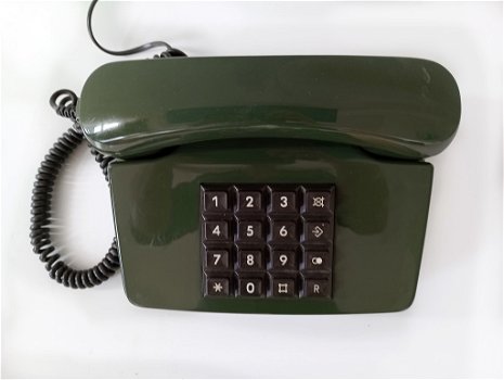 retro donkergroene telefoon met druktoetsen - 1