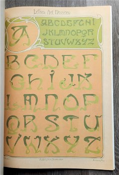 Decorative Alphabets throughout the ages - Groot formaat - 1