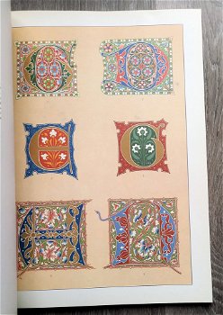 Decorative Alphabets throughout the ages - Groot boek R12005 - 2