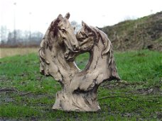 polystone beeld van verstrengelde paarden