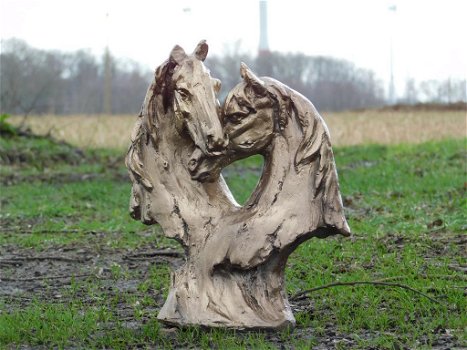 polystone beeld van verstrengelde paarden - 3