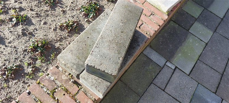 Antraciet Stapelblokken Gratis op te halen Tegels Tuin Straatwerk Bestrating. - 0