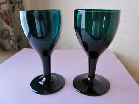 Twee antieke Georgian Bristol green wine glasses -tulip bowl - 0