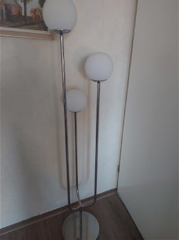 Te koop set staande lampem met witte bollen l - 0