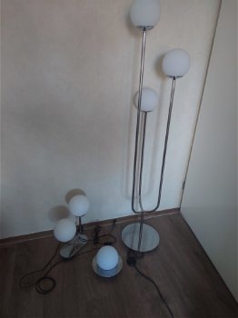 Te koop set staande lampem met witte bollen l - 3