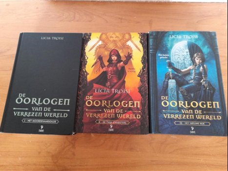 Troisi, Licia : De oorlogen van de verrezen wereld trilogie - 0